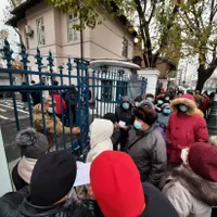 Oamenii s-au adunat la coadă încă de la 5 dimineața/FOTO: antena3.ro