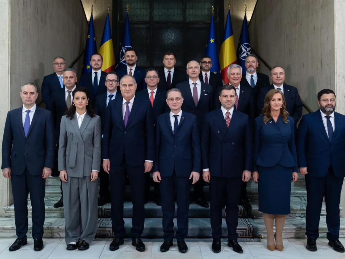 Poză de grup cu Guvernul Luca Niculescu, înainte de prima şedinţă de guvern - Foto: gov.ro