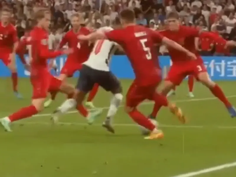 Raheem Sterling a scos un penalty care a calificat Anglia în finala Euro2020 Foto: captură youtube