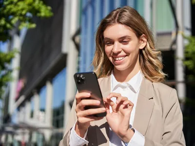 Femeie cu telefon Foto: Freepik (imagine cu rol ilustrativ)