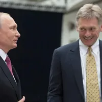 Vladimir Putin și purtătorul de cuvânt al Kremlinului, Dmitri Peskov. / Foto: Profimedia