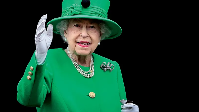 DOMNIE ÎNDELUNGATĂ Salutând mulțimea de la Palatul Buckingham, în iunie, în timpul sărbătoririi jubileului de platină care a marcat al 70-lea an al reginei pe tron.