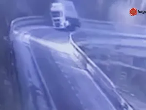 Momentul în care un șofer român de camion se prăbușește  - Foto: Captură Video