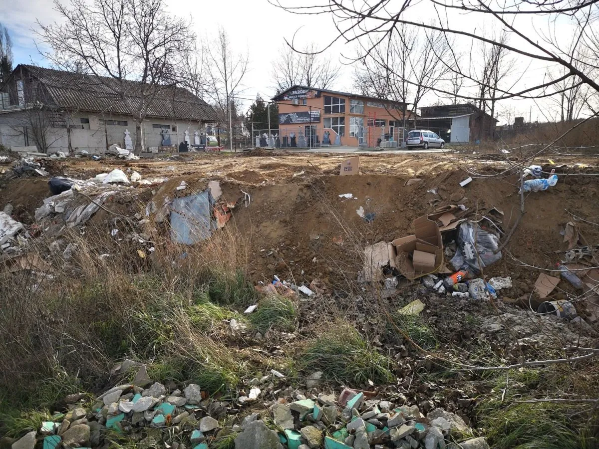 300 de tone de deşeuri periculoase au fost descoperite la o firmă. Diana Buzoianu reclamă poluarea masivă