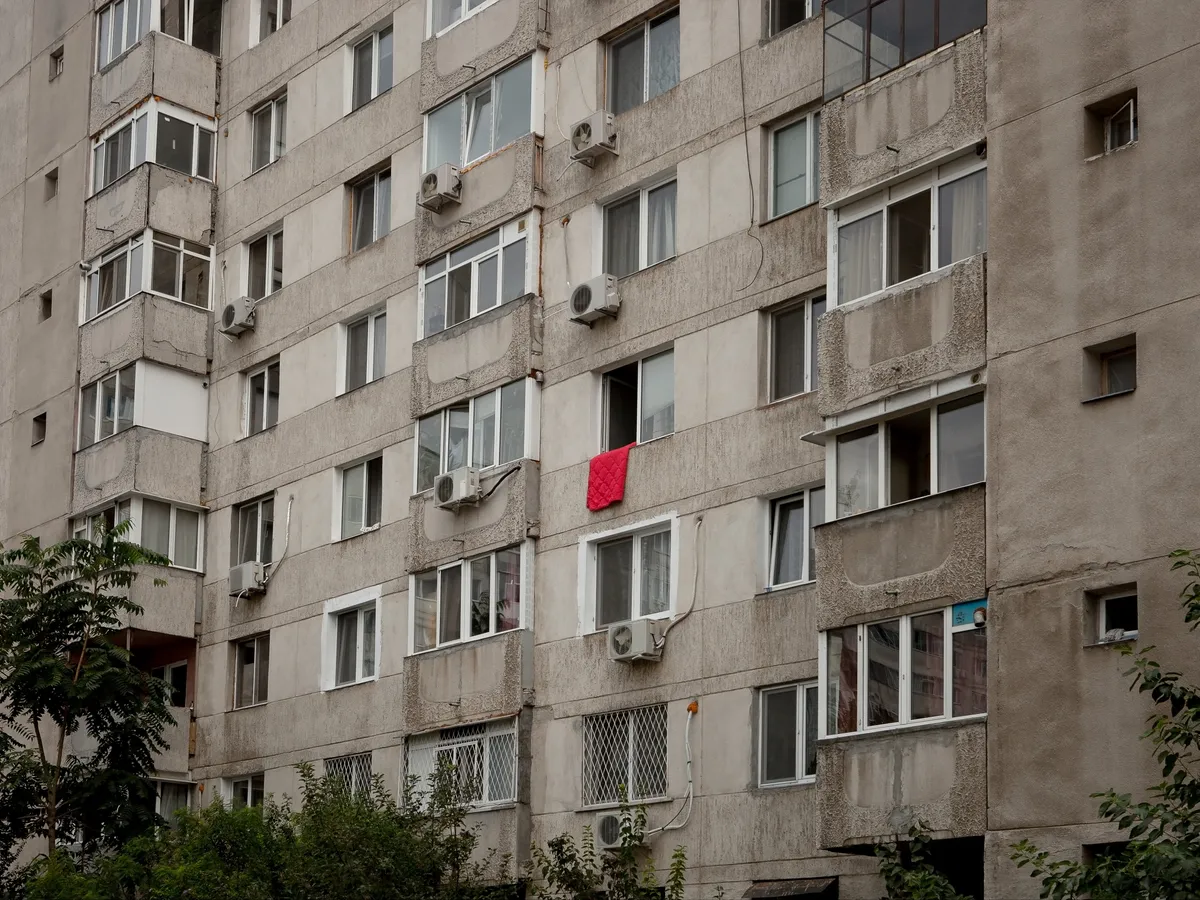 3.000 lei trbuie să chletuiești pentru un trai decent de persoană în România. Fără chirie. Cum stau vecinii?