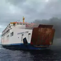 Un feribot cu 120 de pasageri la bord, cuprins de flăcări - Foto: Captura Video / CNN