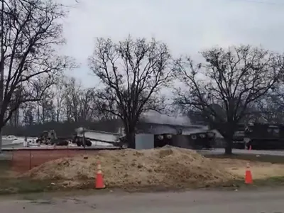 Momentul în care un tren spulberă în viteză un camion cu o grindă de beton de 40 metri lungime. / Foto: captură video