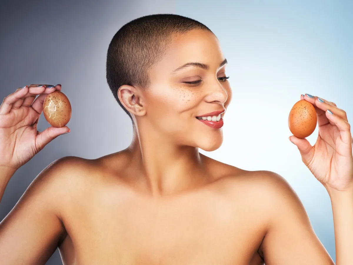 Femeie arătând iuă - Foto: Freepik