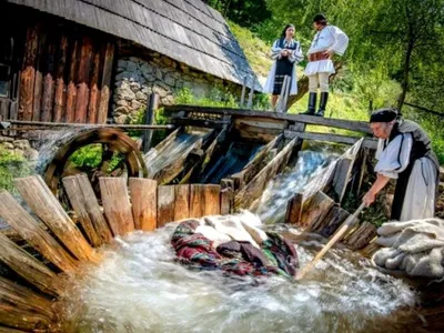 Mașina de spălat arhaică de pe Valea Sebeșului, invetată de oamenii munților - Foto: Vasile Sârb