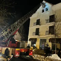 Incendiu în miez de noapte, la un hotel din Râşnov: 60 de persoane evacuate. / Foto: news.ro