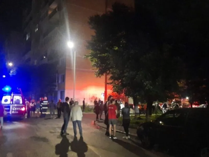 Explozie puternică, urmată de un incendiu într-un bloc din Sibiu. Zeci de persoane au fost evacuate - Foto: ISU Sibiu