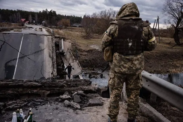 În orașul Bucha, cadravrele civililor au fost lăsate de militarii ruși pe stradă/ / Mirror