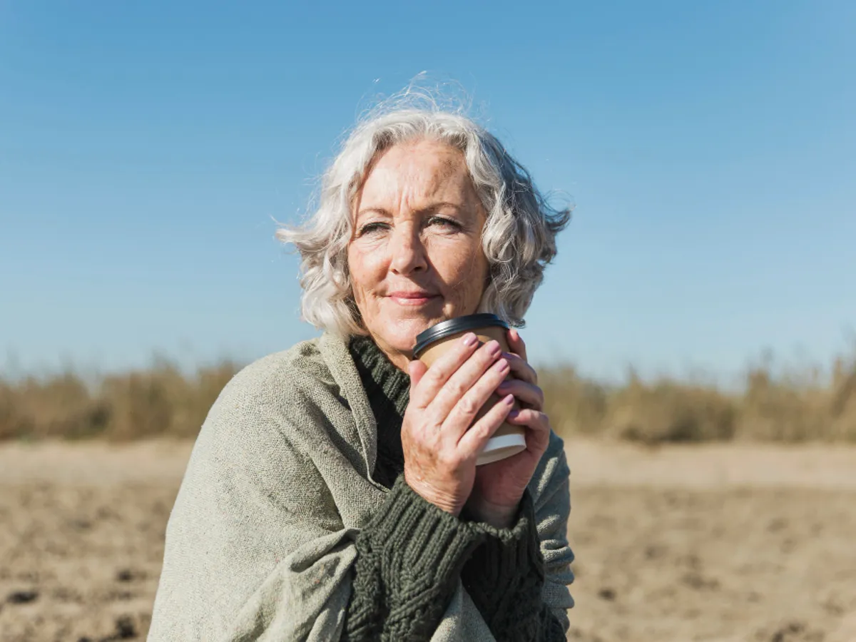 O pensionară de 83 de ani muncește cu jumăte de normă. Nu-i ajunge pensia. Are cancer și un fiu bolnav