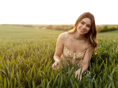 Femeie în lan - Foto: Freepik