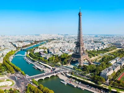 Vedere aeriană a Turnului Eiffel din Paris - Foto: Magnific.com (Imagine cu rol ilustrativ)