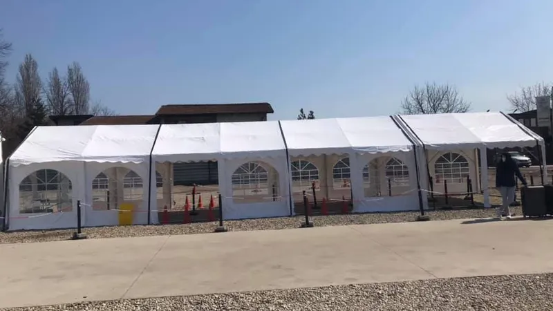 Corturile unde are loc testarea rapidă antigen. Foto Petrică Răchită