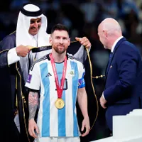 „Regele lumii”. Ce semnifică mantia neagră cu care a fost îmbrăcat Messi de șeicul din Qatar - FOTO: Profimedia