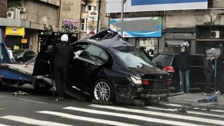 Urmărit de polițiști, un șofer a intrat cu mașina într-un stâlp, în centrul Capitalei. Foto: Facebook/ InfoTrafic București și Ilfov