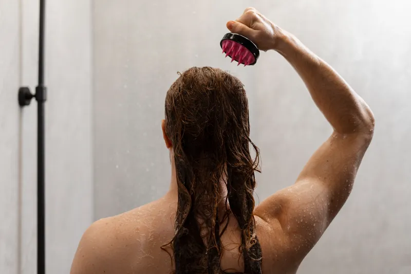 Femeie care se spală pe păr - Foto: Freepik (Imagine cu rol ilustrativ)