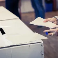 Fraudă electorală la Neamț. Femeie, prinsă în timp ce ștampila două buletine de vot pentru Senat - Foto: Profimedia images