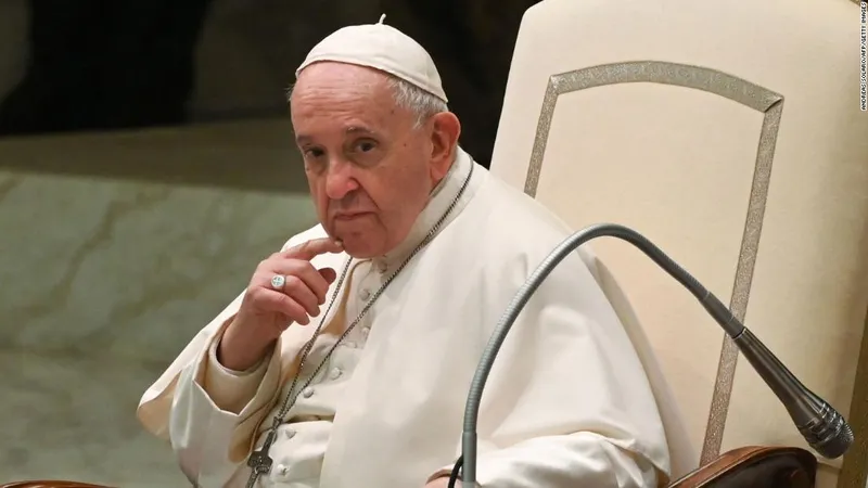 Papa Francisc cere ca bunicii să nu fie lăsaţi singuri în această perioadă a Sărbătorilor. / Foto: cnn.com