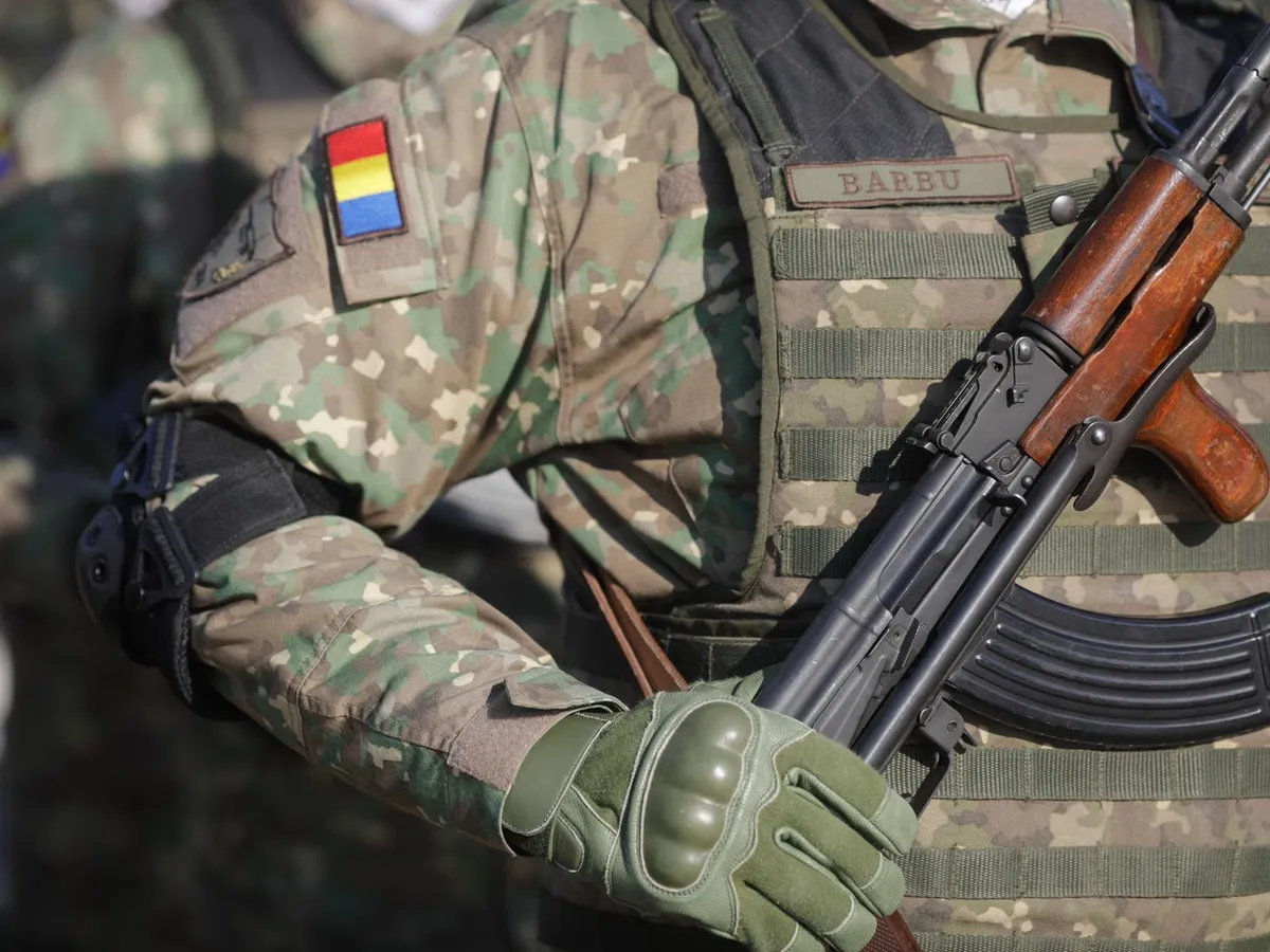 Soldați români înarmați cu puști automate AK 47 - Foto: Profimedia Images
