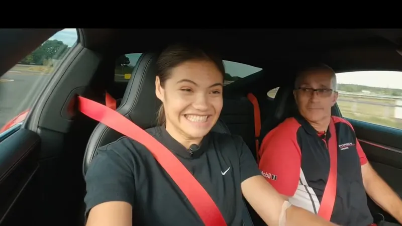 Mark Webber a învățat-o pe tenismena Emma Răducanu cum „să țipe” la volanului un Porsche. / Foto: captură video