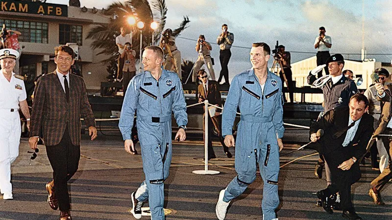 iar astronauţii au fost primiţi cu braţele deschise în Hawaii