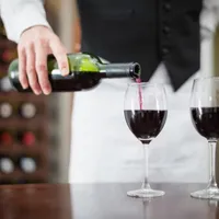 Sete mare: Un român și o miss mexicană care au furat sticle de vin de 1,7 milioane $ - Foto: Arhivă