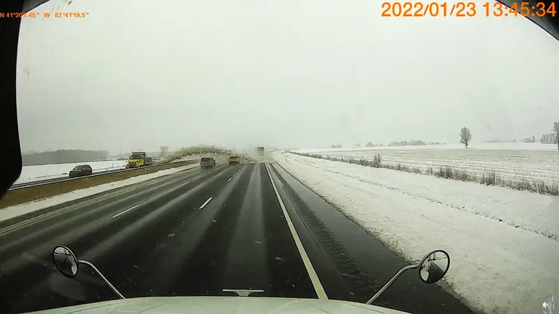 Șoferul unui utilaj greu de deszăpezire a pus viața a sute de oameni în pericol și a reușit să avarieze peste 40 de autovehicule pe o autostradă din Ohio. / Foto: captură video