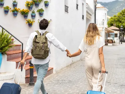 Un cuplu merge pe stradă - Foto: Freepik (rol ilustrativ)