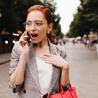 Femeie vorbește la telefon - Foto: Magnific (rol ilustrativ)