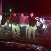 Un hoț a furat mașina unui bărbat cu tot cu soție. Femeia dormea pe bancheta din spate - FOTO: Captura video