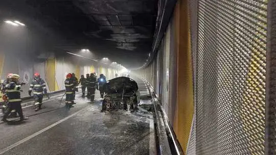 O mașină a luat foc în Pasajul Unirii din București. / FOTO: ISU Bucureşti-Ilfov