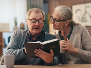 Pensionari citind o carte - Foto: Freepik