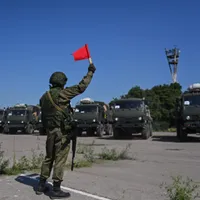 Echipamente militare rusești pe terenul aeroportului din Mariupol/foto: Profimedia Images