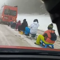Pericol de moarte: Șase sănii cu copii, trase de un microbuz pe un drum acoperit de zăpadă Foto: Facebook