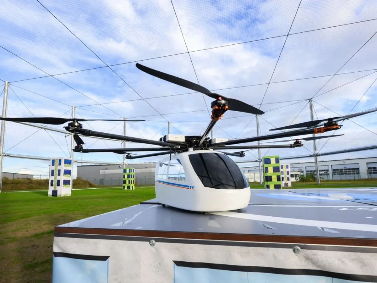 O dronă se află în noua cușcă pentru drone din incinta Centrului Aerospatial German DLR - Foto: Profimedia Images