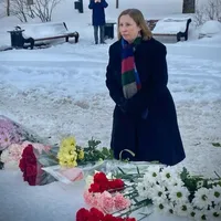 Ambasadoarea Statelor Unite în Rusia, la memorialul improvizat pentru Navalnîi lângă fostul KGB Foto: US Embassy Moscow