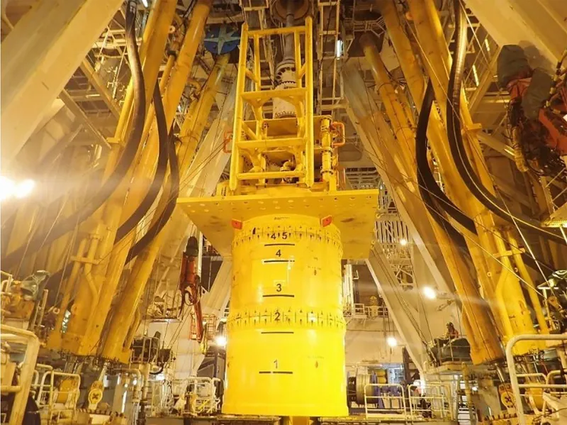 Nava japoneză de foraj de ad&acirc;ncime Chikyu, &icirc;n largul coastei Minamitorishima, forează după minerale rare - Foto: Profimedia Images