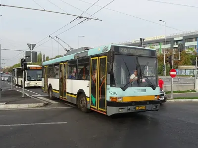 Troleibuz Astra 415T și autobuz Mercedes Citaro I, fără AC, din dotarea STB - Foto: railnet.ro (Imagine cu rol ilustrativ)