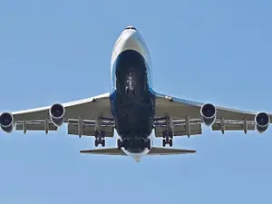 Boeing 747-100  avea puntea superioară mai mică, cu doar trei geamuri pe o parte