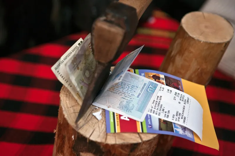 Bancnote de leva,un topor şi o factură de restaurant plătită - Foto: Profimedia Images