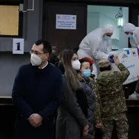 În prim-plan, premierul Cîțu, alături de secretarul de stat Andrei Baciu, căruia i-au fist delegate atribuțiile lui Cîțu la MS și fostul ministru Voiculescu. Sursă: Inquam Photos / George Călin
