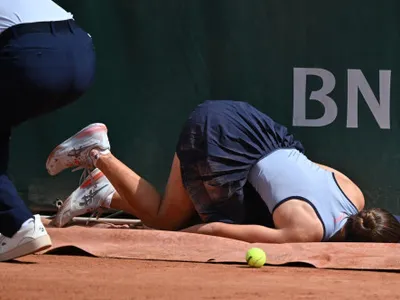 Accidentare groaznică la Roland Garros! S-a lovit de un panou publicitar și a abandonat