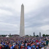 Sâmbătă, primele sute de manifestanţi au ajuns la imensul obelisc din capitala americană. / Foto: news.ro