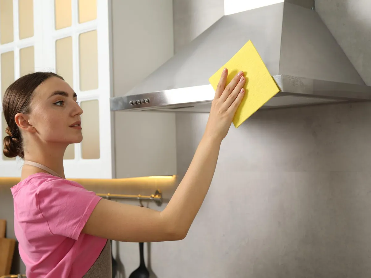 Femeie care șterge hota - Foto: Freepik (Imagine cu rol ilustrativ)