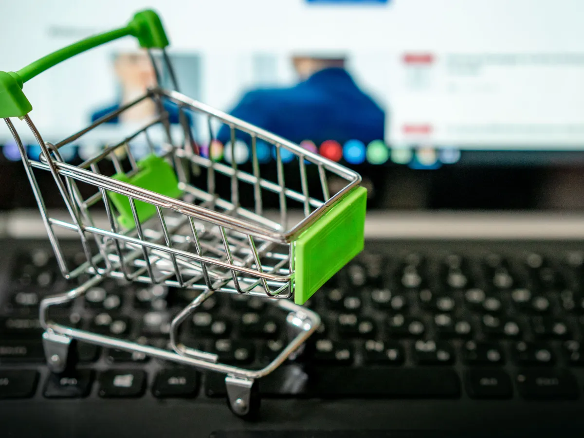 Mic cărucior de magazin figurat pe tastatura unui laptop - Foto: Pexels/Atlantic Ambience