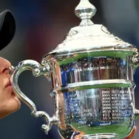 Bianca Andreescu sărută trofeul US Open. Foto Getty Images