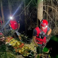 O femeie a căzut în gol 13 metri în Cheile Bicazului. A fost transportată de salvamontiști 6 ore Foto: facebook/ Salvamont Neamt